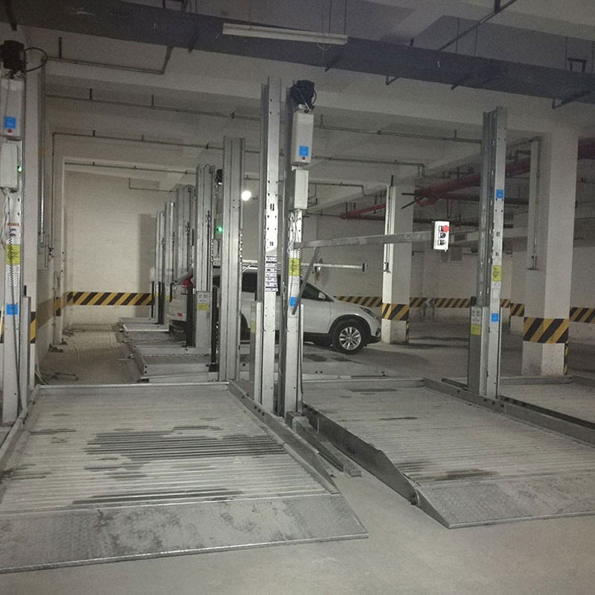 單列式機(jī)械停車場(chǎng)出租.jpg